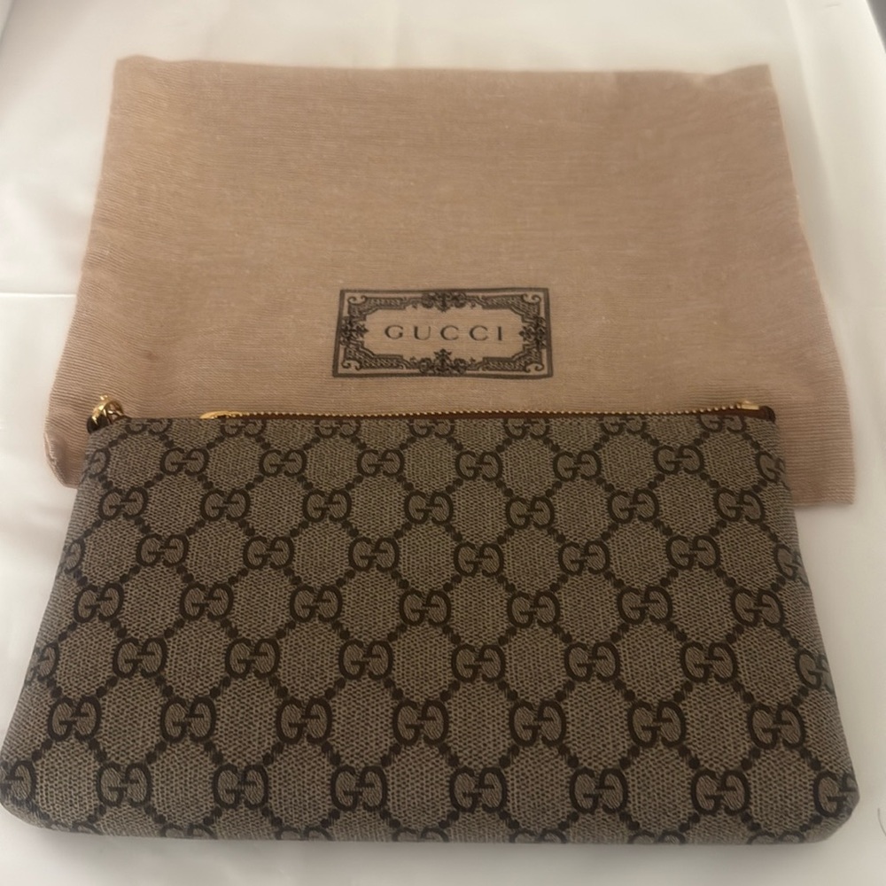 Nee original Gucci. 23 centimeters long, 13 centimeters high, chain is 47 long